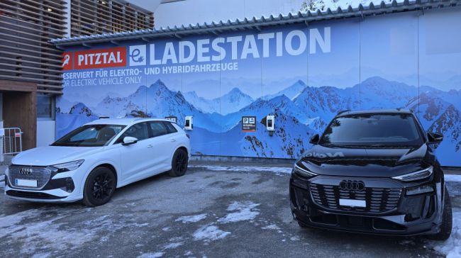 Elektrisch laden bij de parkeerplaats van de lift.